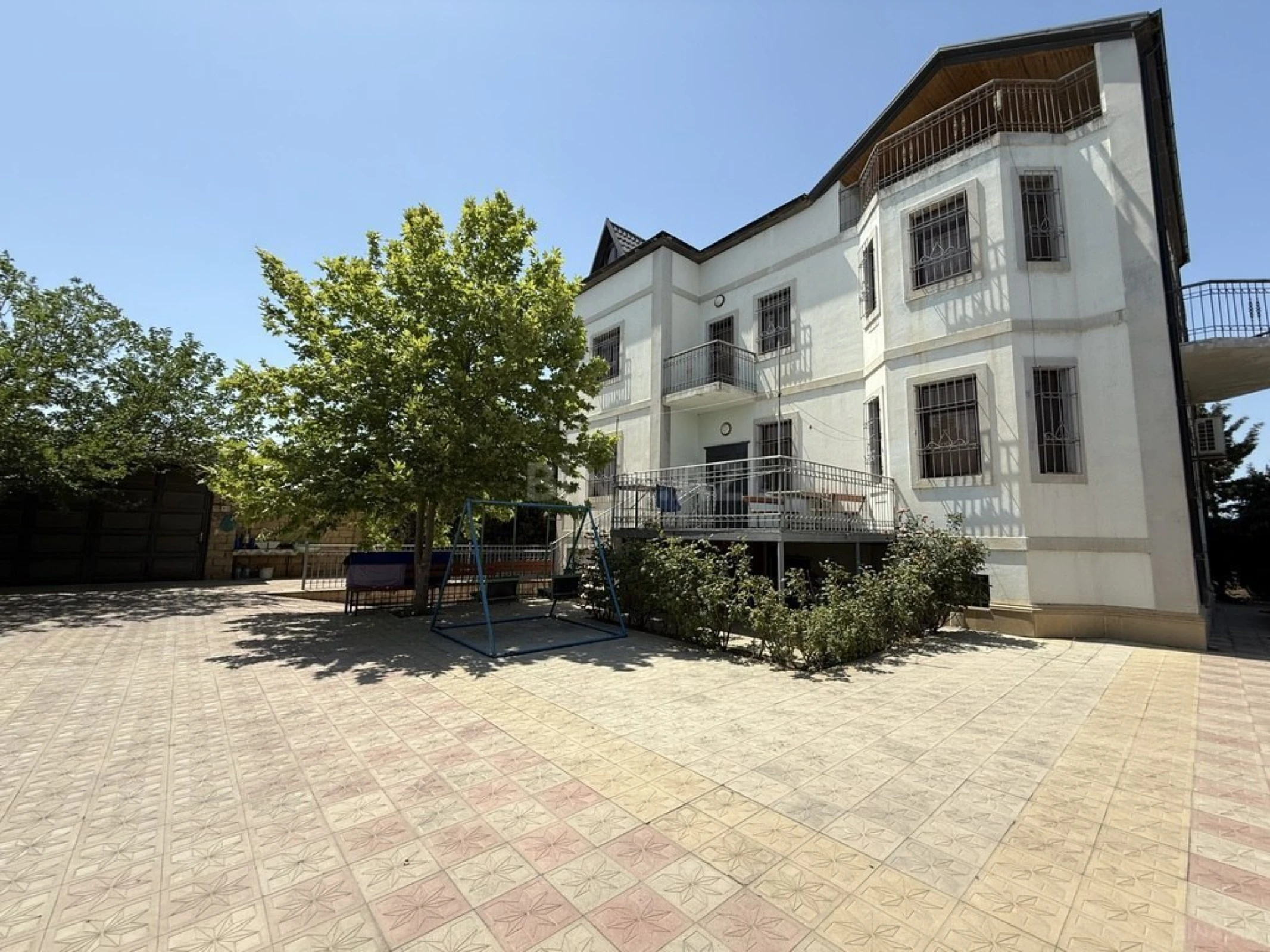 Satılır 10 otaqlı həyət evi 500 m²