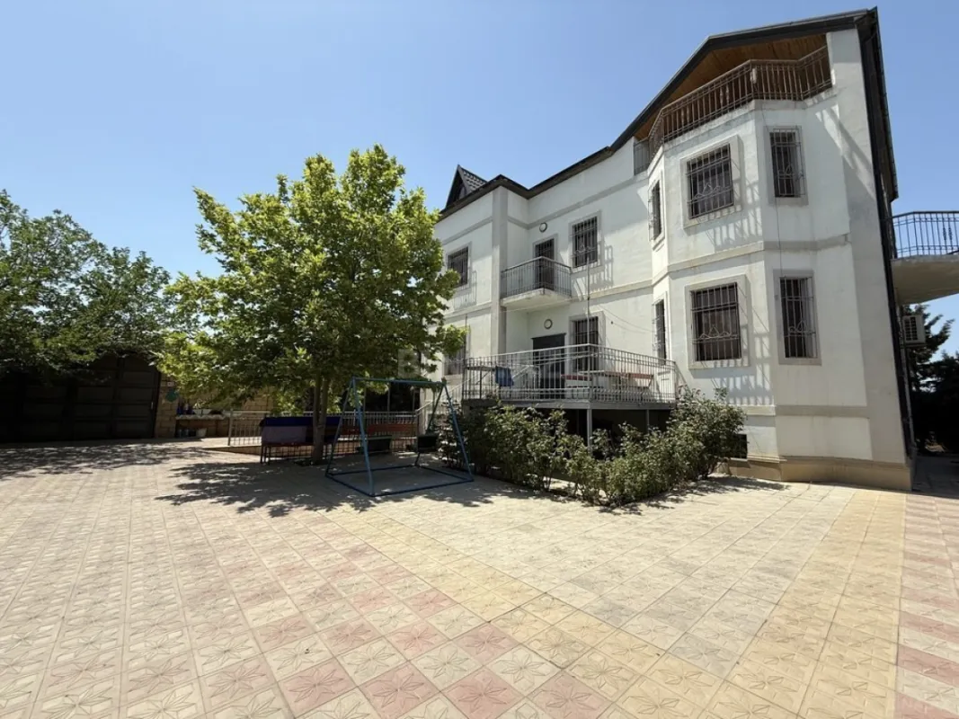 Satılır 10 otaqlı həyət evi 500 m²