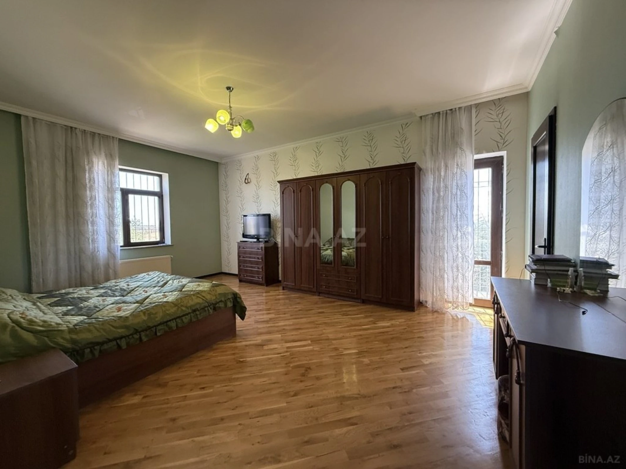 Satılır 10 otaqlı həyət evi 500 m²