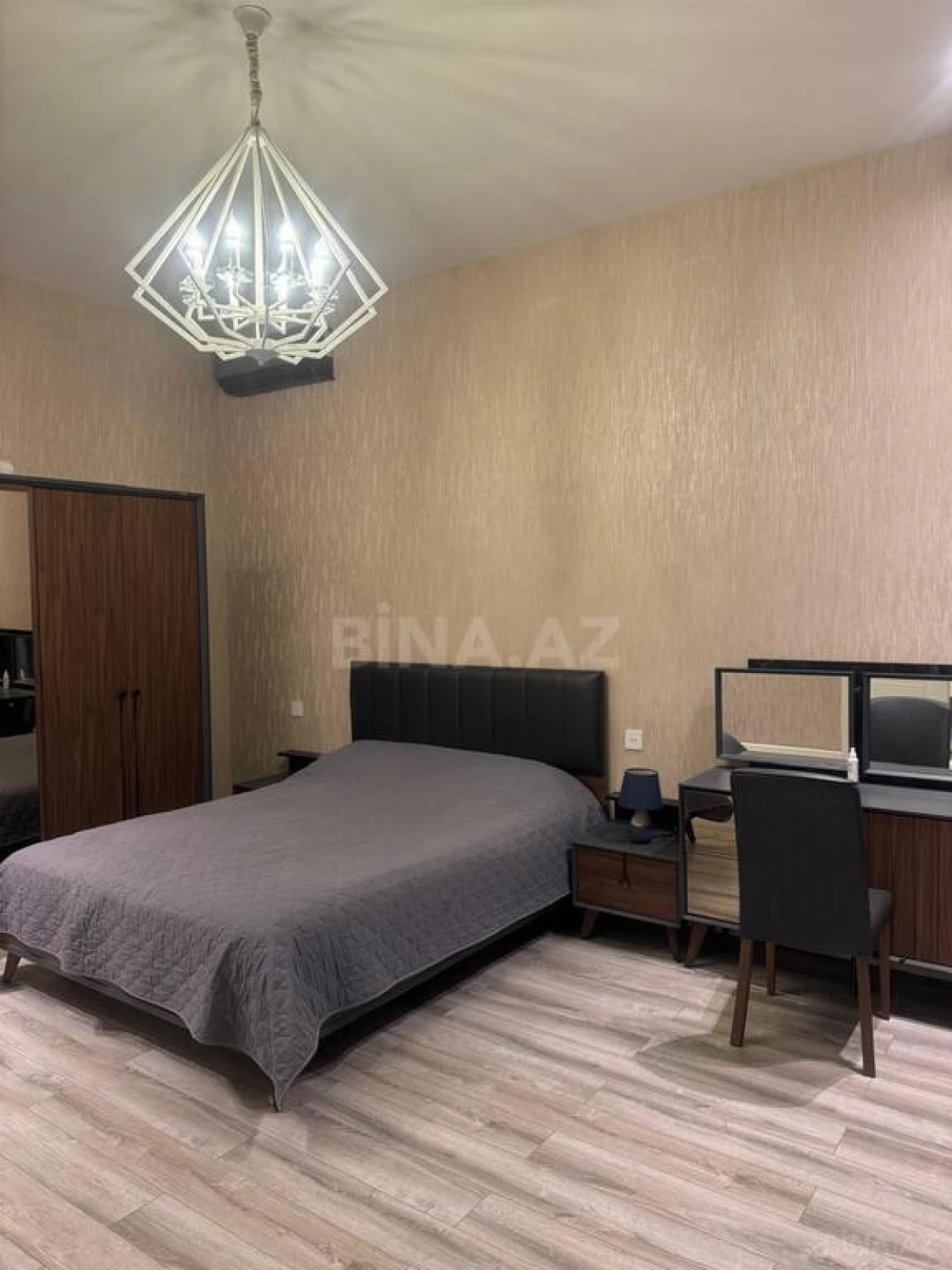 Satılır 5 otaqlı həyət evi 200 m²