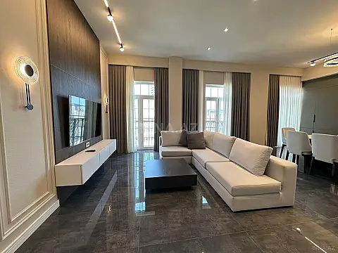Kirayə verilir 4 otaqlı mənzil 140 m²