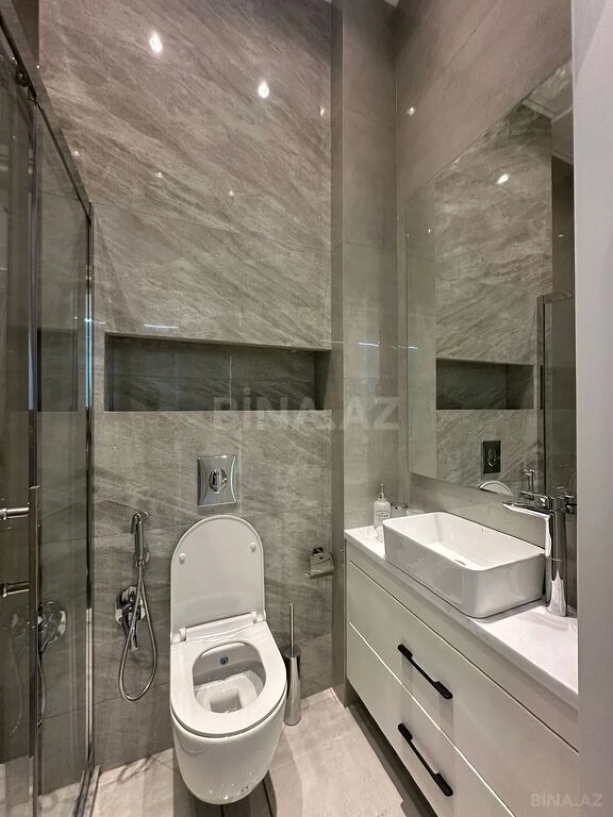 Kirayə verilir 4 otaqlı mənzil 140 m²
