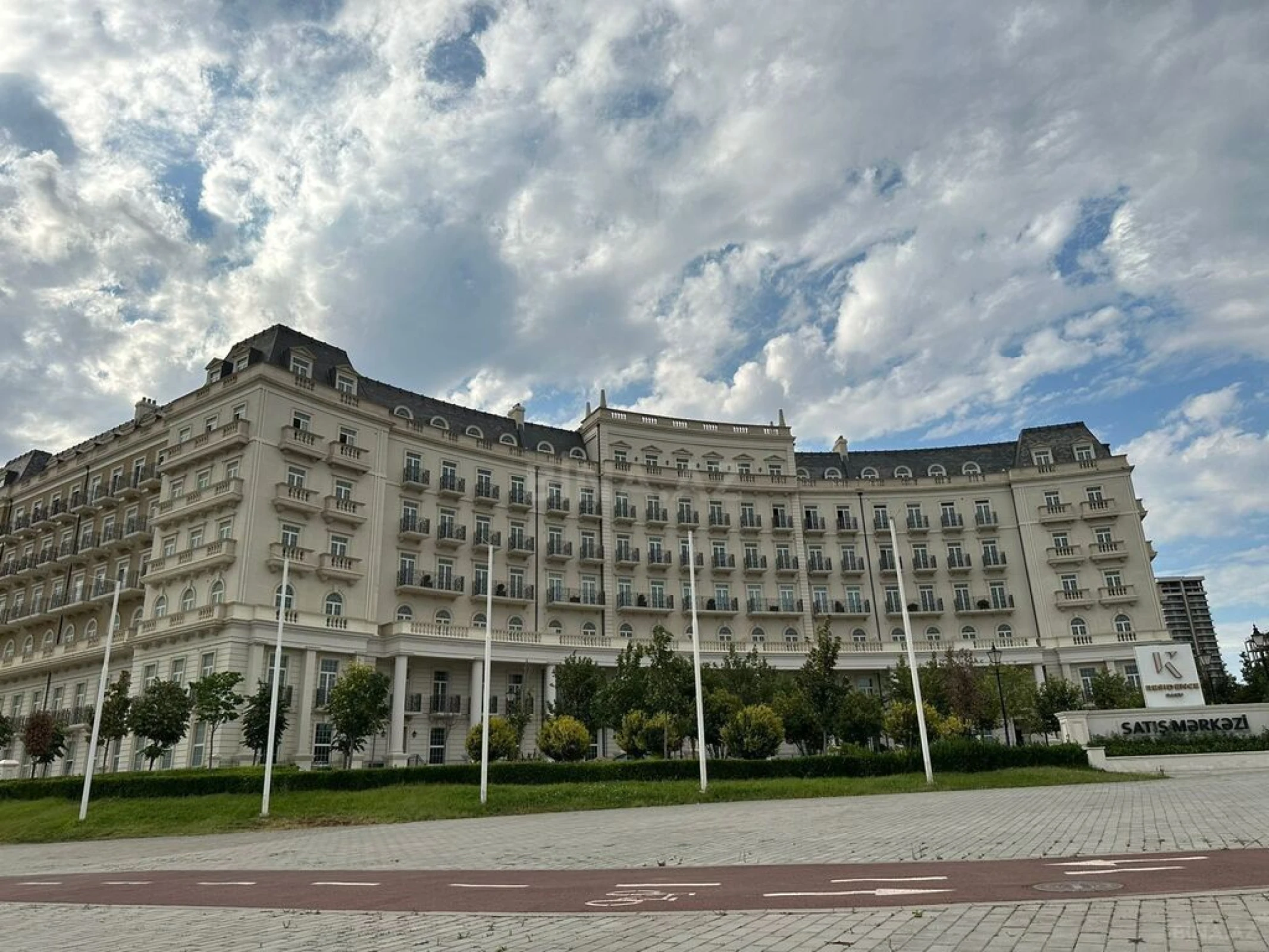 Kirayə verilir 4 otaqlı mənzil 140 m²