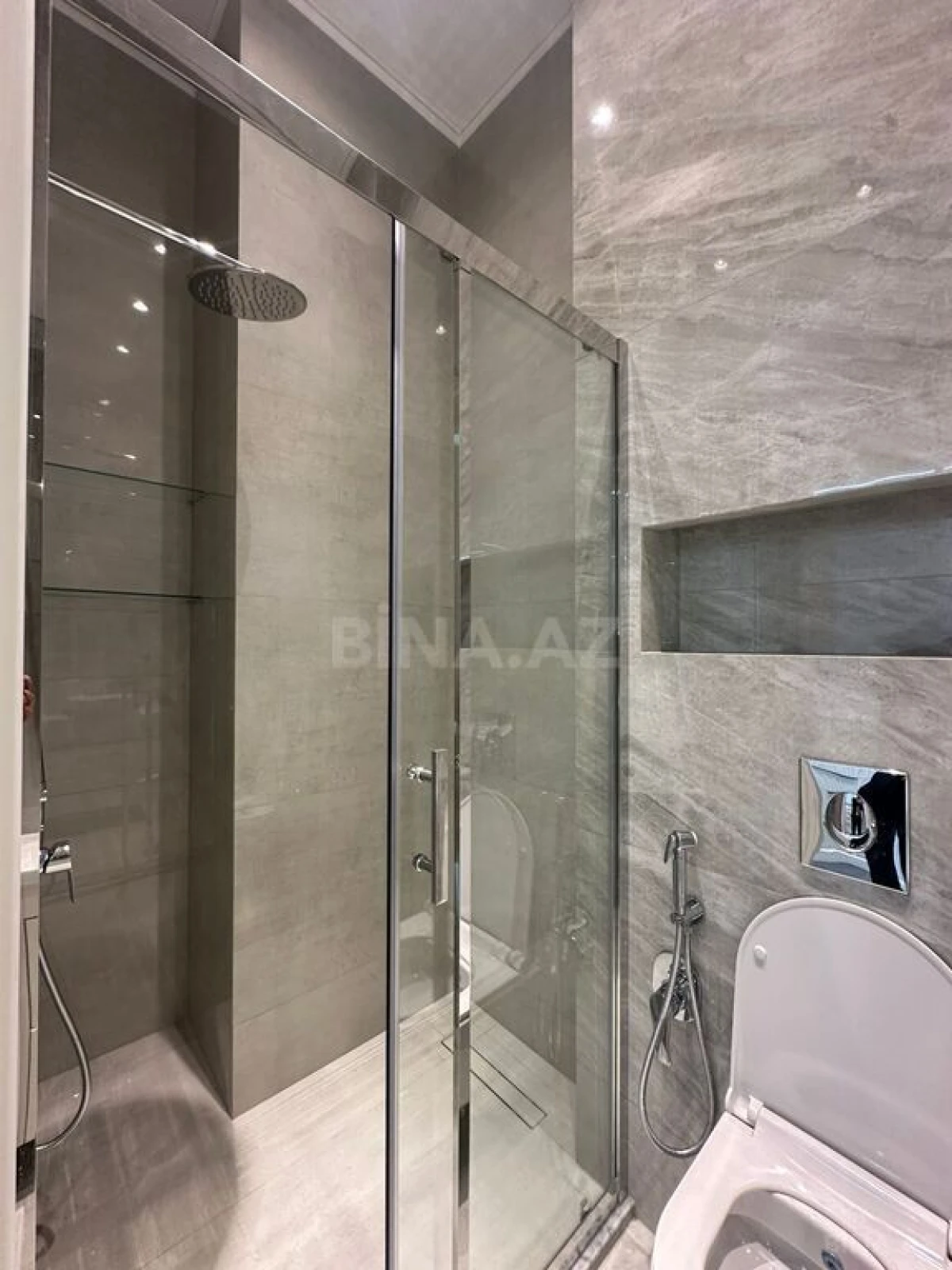 Kirayə verilir 4 otaqlı mənzil 140 m²