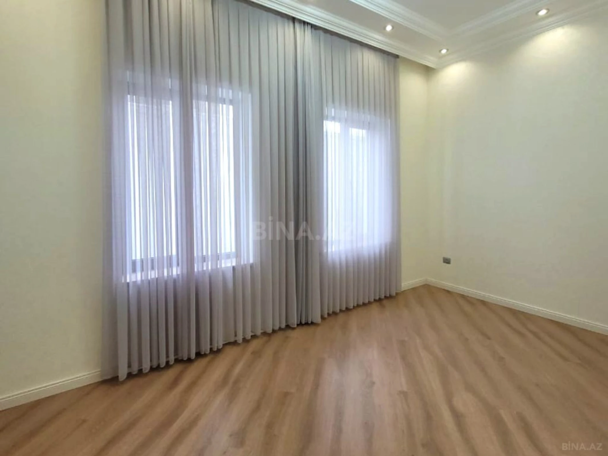 Satılır 6 otaqlı həyət evi 350 m²
