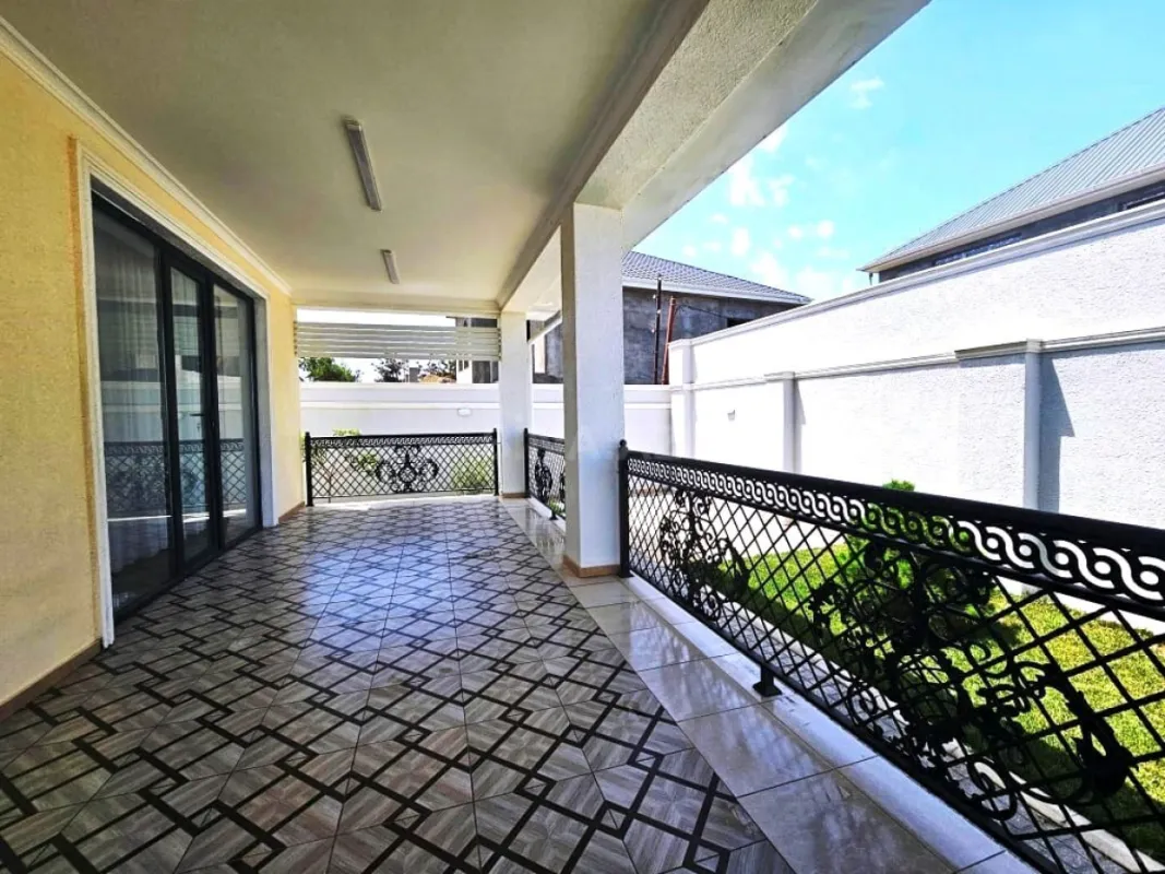 Satılır 6 otaqlı həyət evi 350 m²