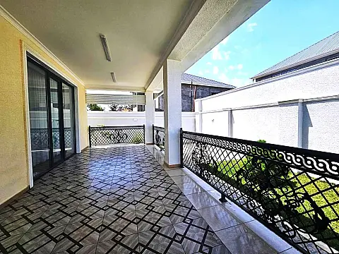 Satılır 6 otaqlı həyət evi 350 m²