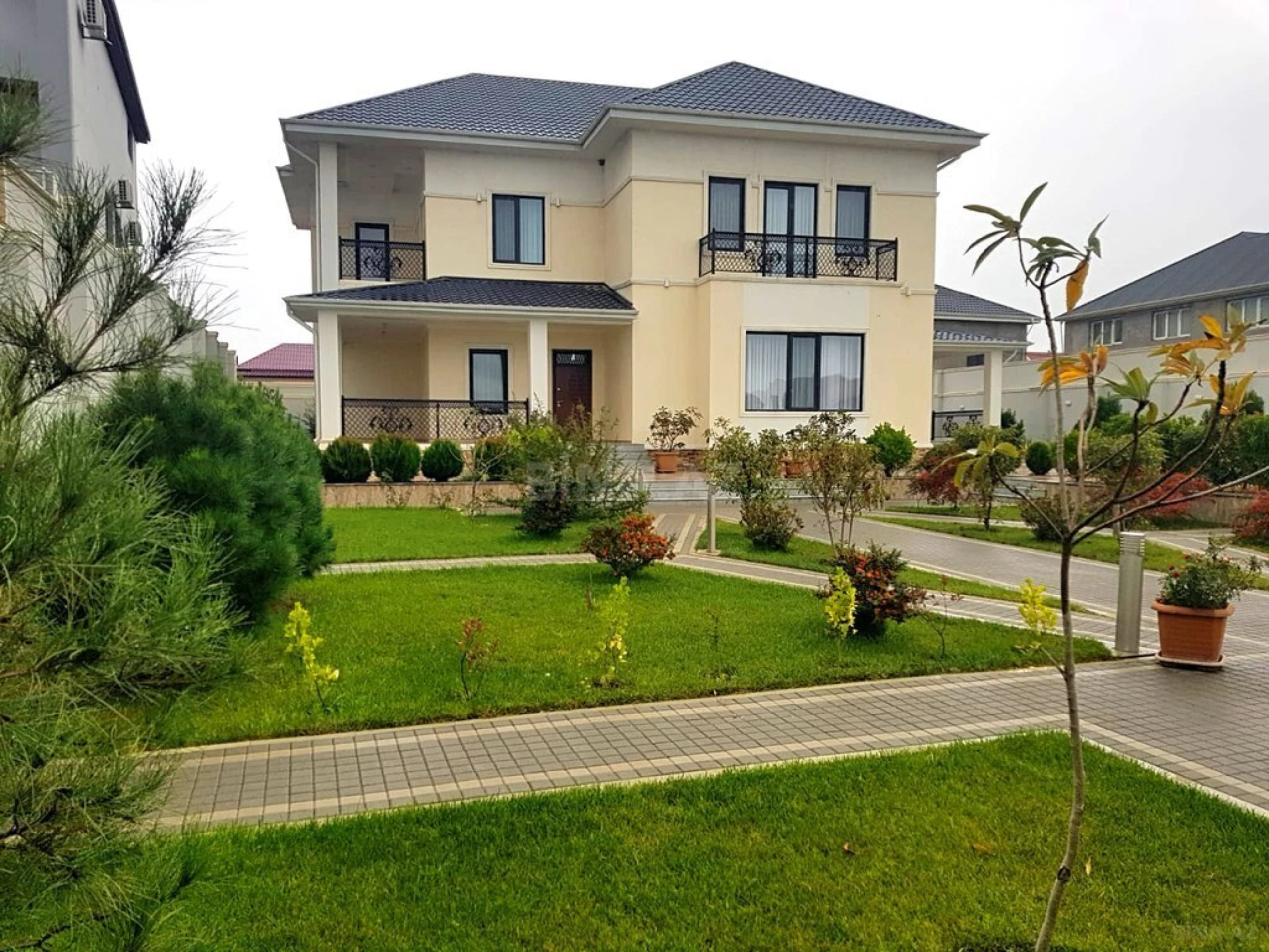 Satılır 6 otaqlı həyət evi 350 m²