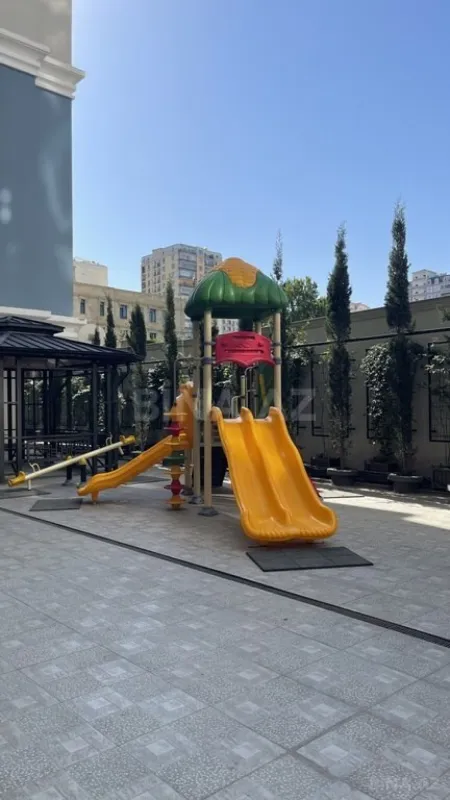 Satılır 4 otaqlı mənzil 259 m²