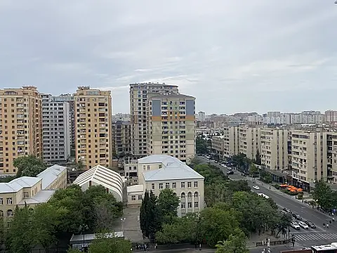 Satılır 4 otaqlı mənzil 259 m²