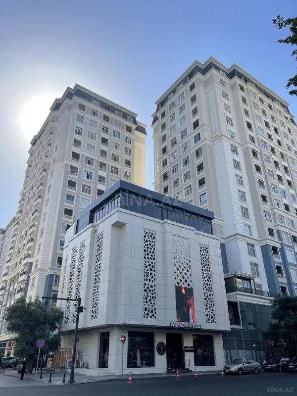 Satılır 4 otaqlı mənzil 259 m²