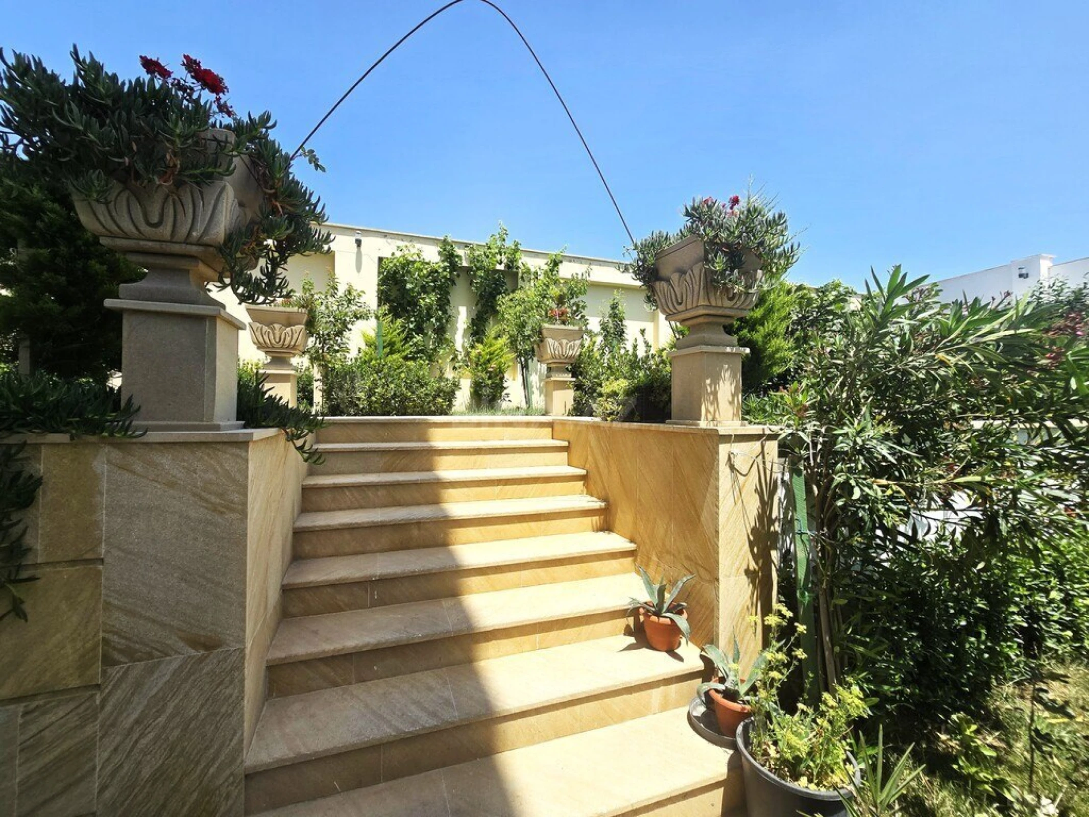 Satılır 6 otaqlı həyət evi 600 m²