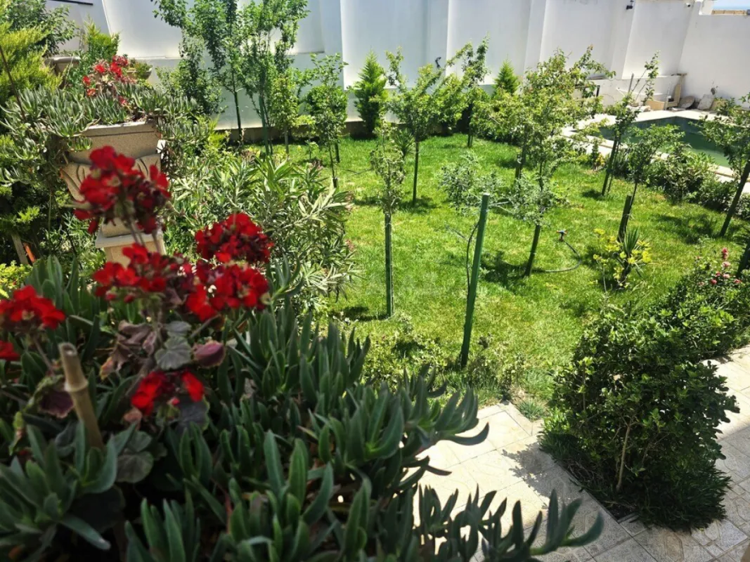 Satılır 6 otaqlı həyət evi 600 m²