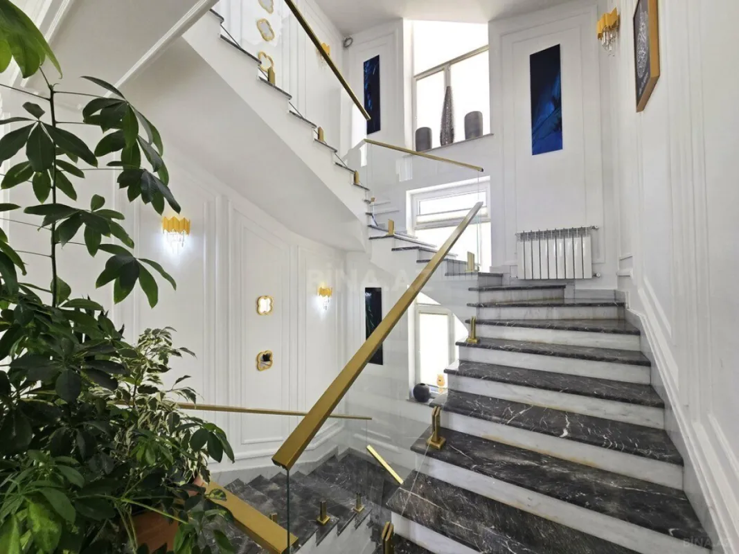 Satılır 6 otaqlı həyət evi 600 m²