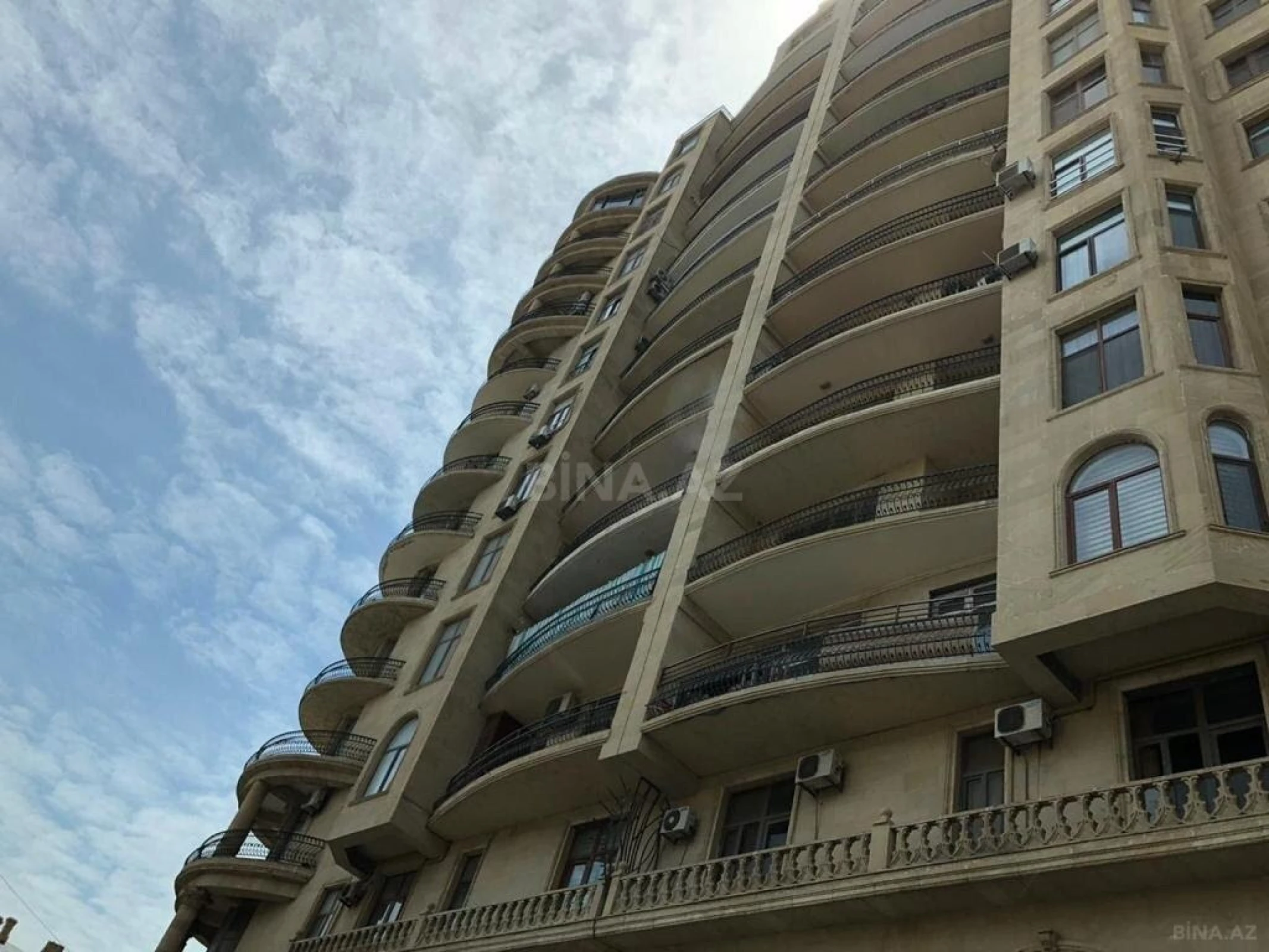 Satılır 5 otaqlı mənzil 252 m²