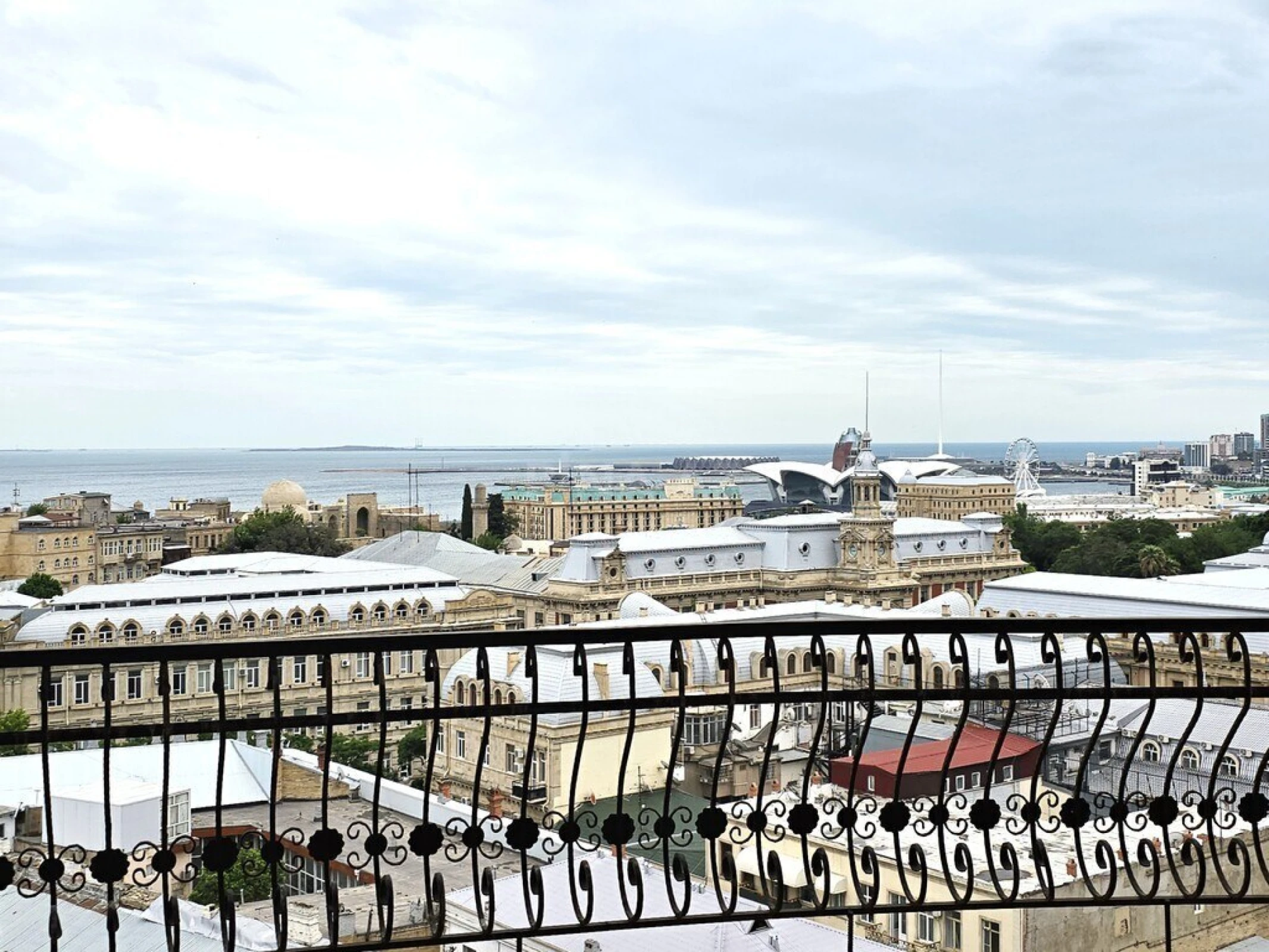 Satılır 5 otaqlı mənzil 252 m²