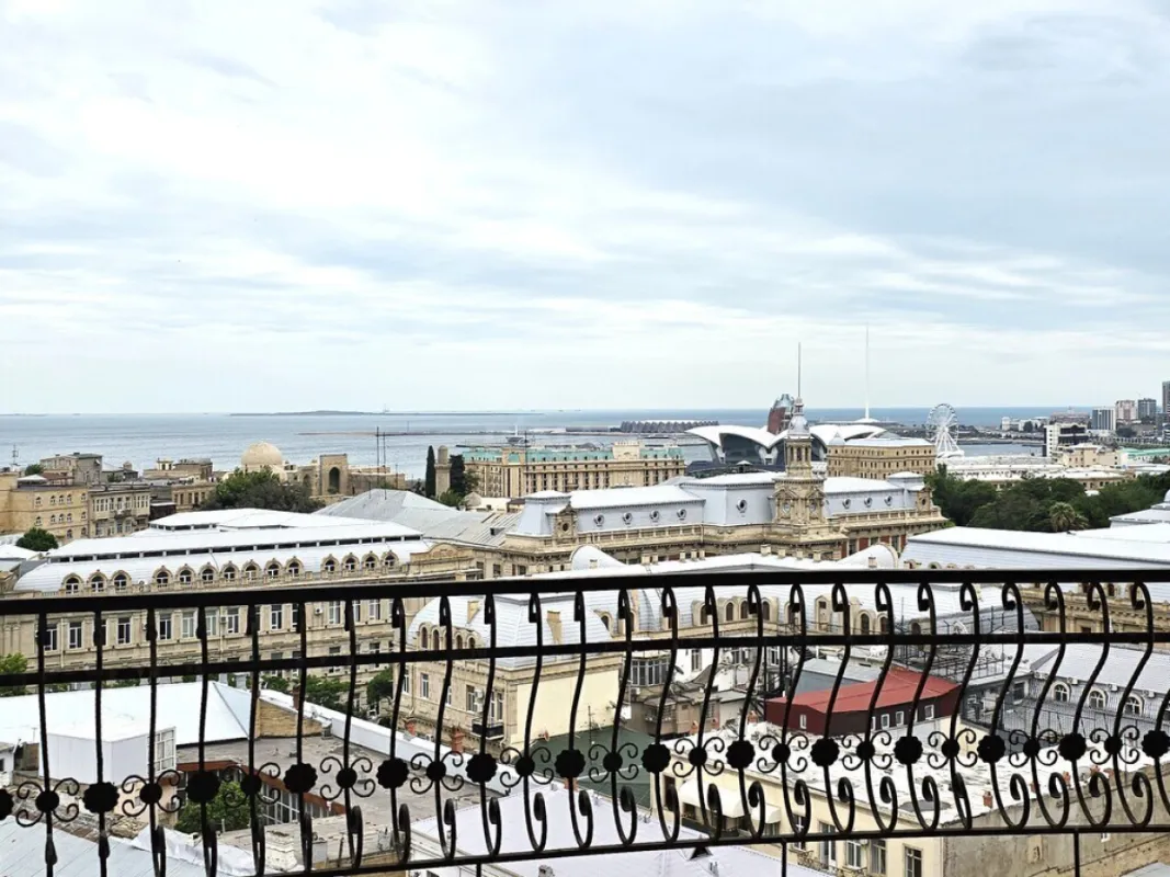 Satılır 5 otaqlı mənzil 252 m²