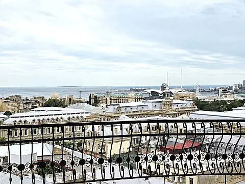 Satılır 5 otaqlı mənzil 252 m²