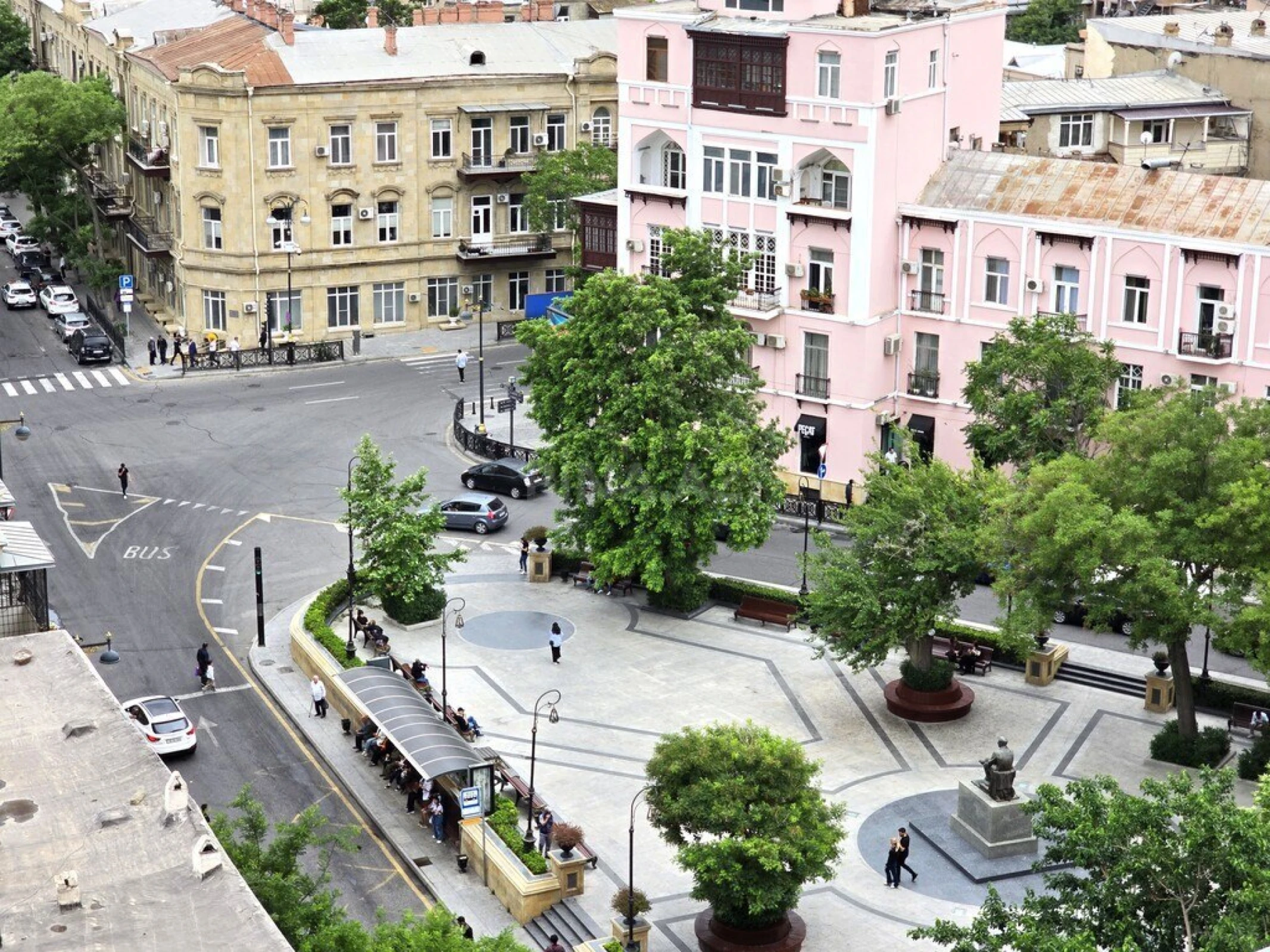 Satılır 5 otaqlı mənzil 252 m²