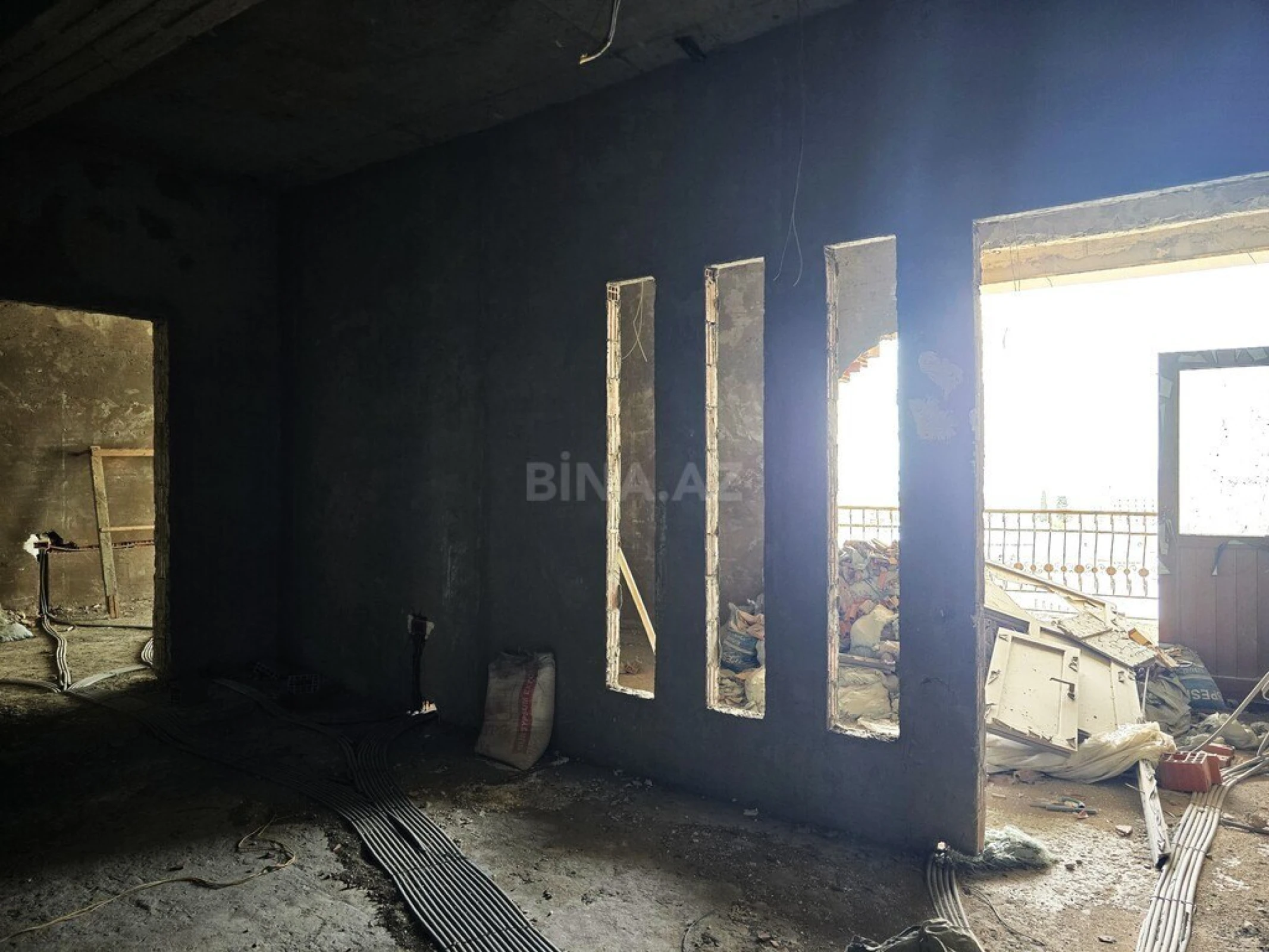 Satılır 5 otaqlı mənzil 252 m²