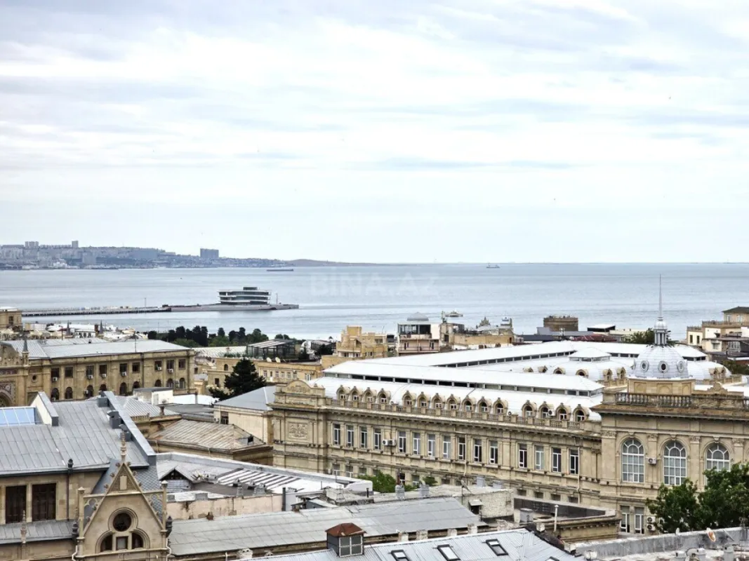 Satılır 5 otaqlı mənzil 252 m²