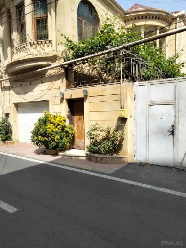 Satılır 5 otaqlı həyət evi 240 m²
