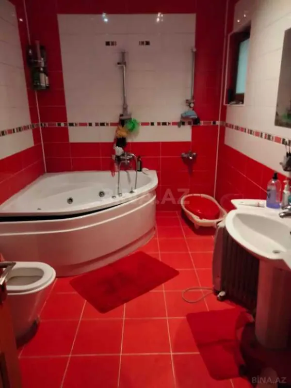 Satılır 5 otaqlı həyət evi 240 m²