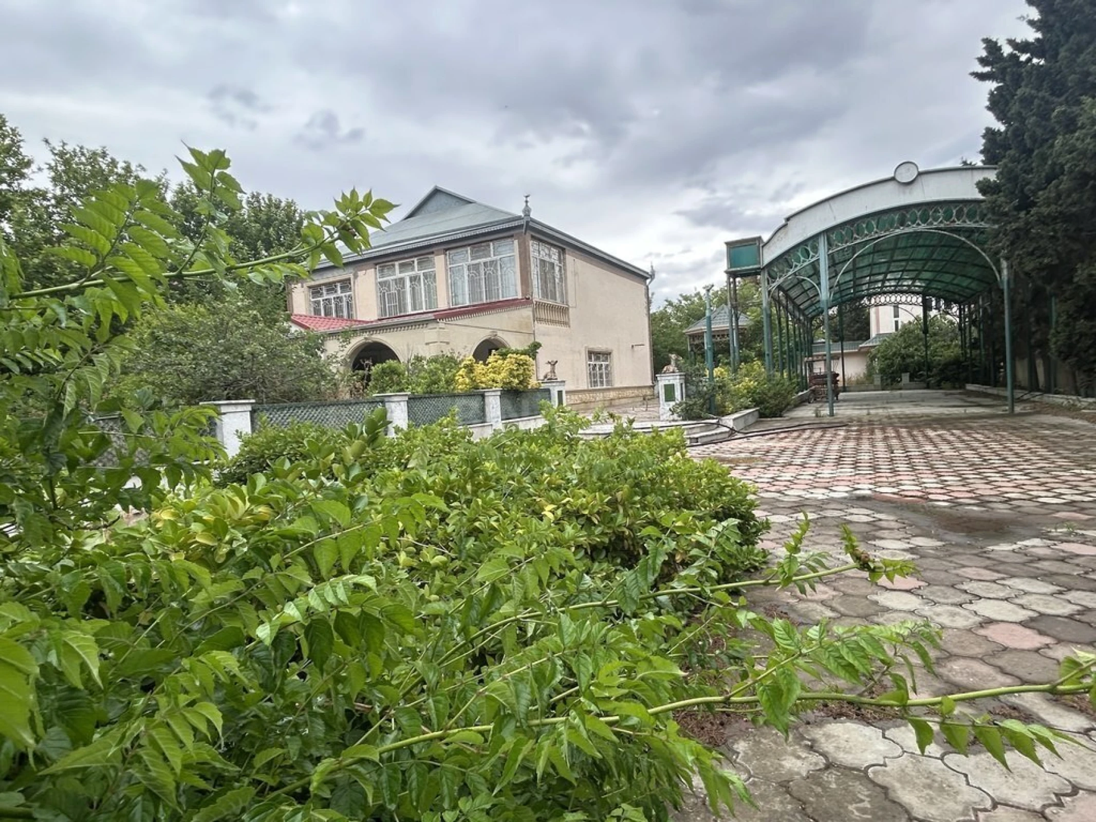 Satılır 6 otaqlı həyət evi 220 m²