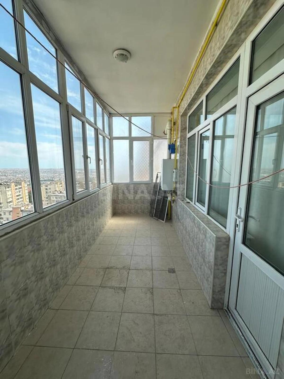 Satılır 2 otaqlı mənzil 97 m²