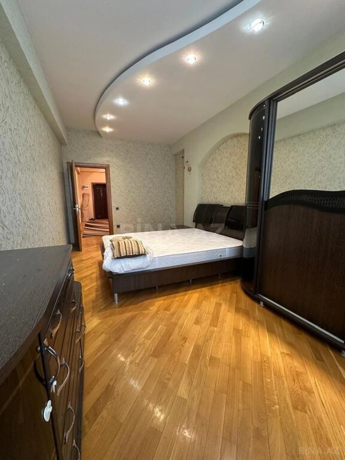 Satılır 2 otaqlı mənzil 97 m²