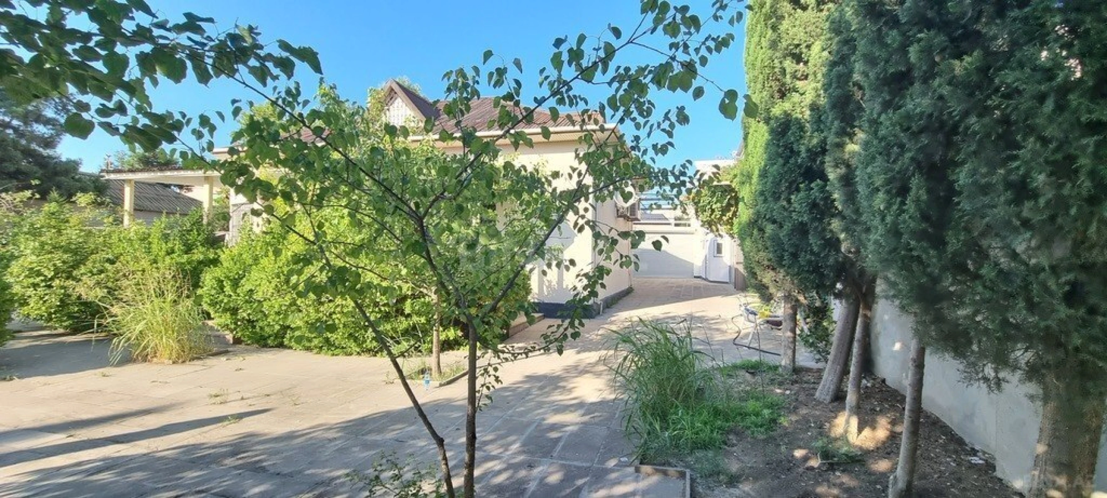 Satılır 8 otaqlı həyət evi 368 m²