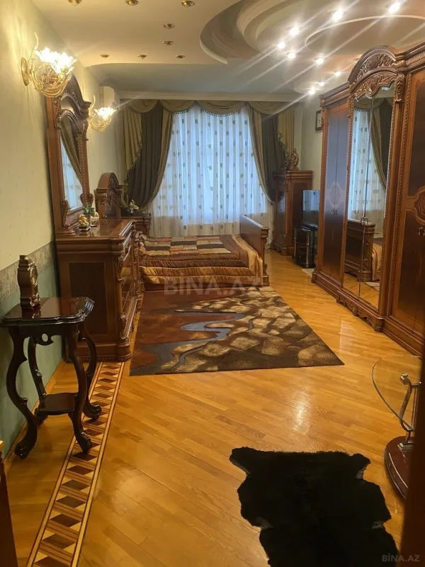 Kirayə verilir 4 otaqlı mənzil 225 m²