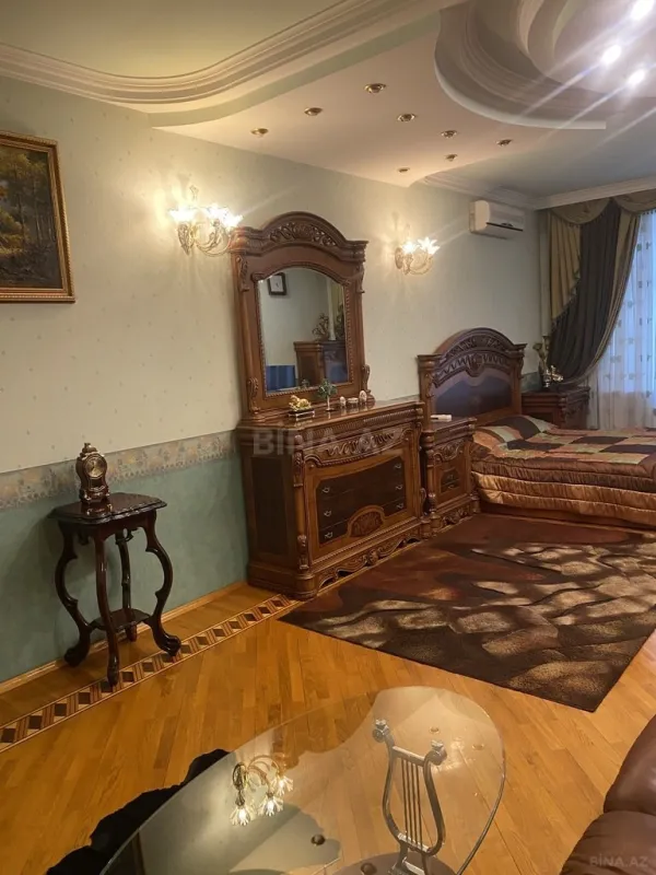 Kirayə verilir 4 otaqlı mənzil 225 m²