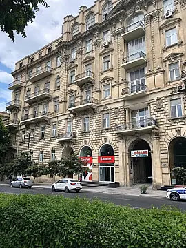 Satılır obyekt 320 m² — Bakı 320.00 m²