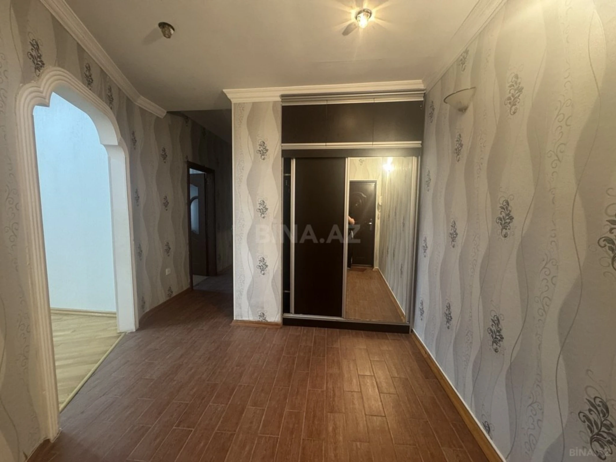Satılır 2 otaqlı mənzil 104 m²