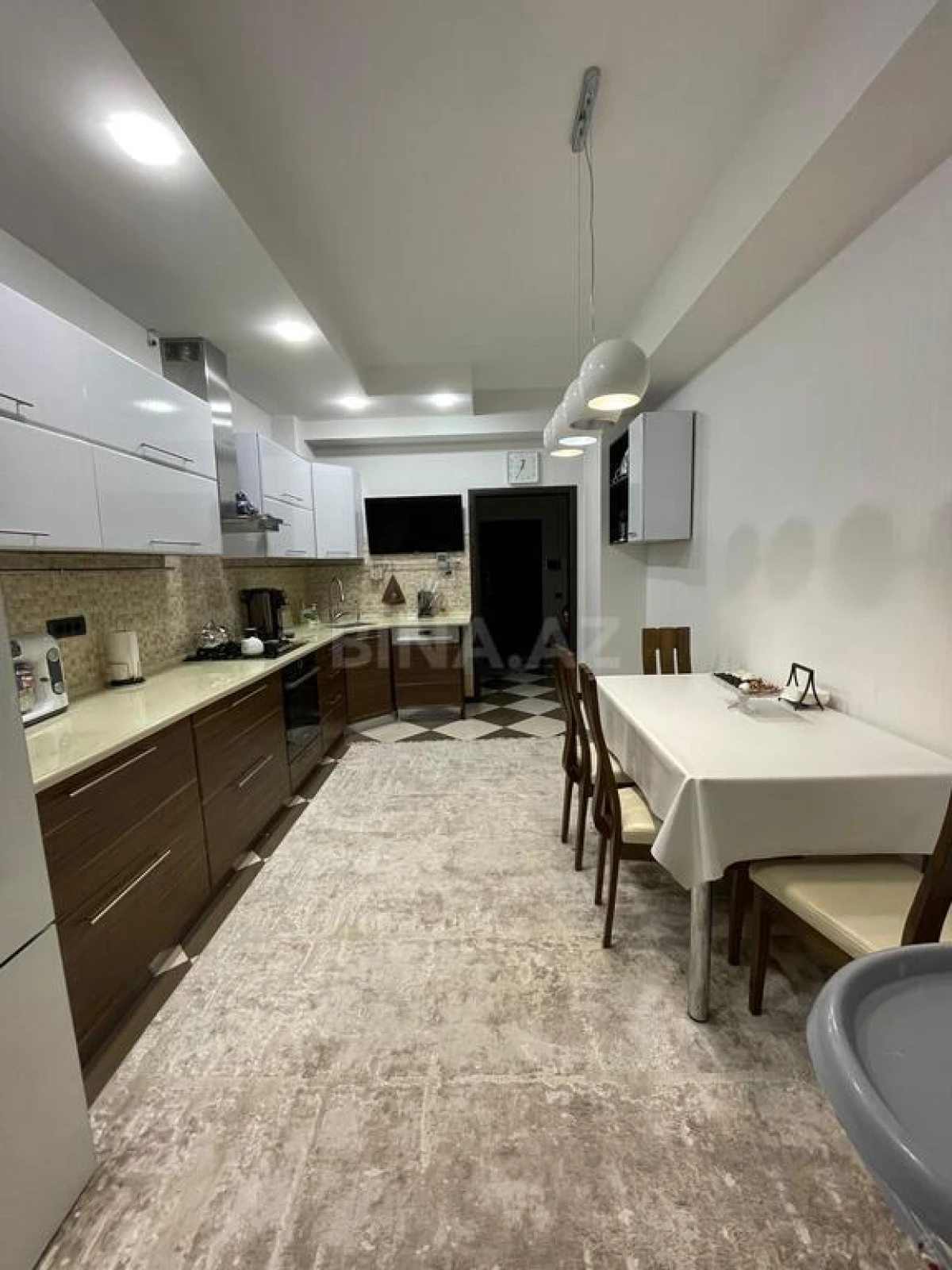 Satılır 3 otaqlı mənzil 120.6 m²