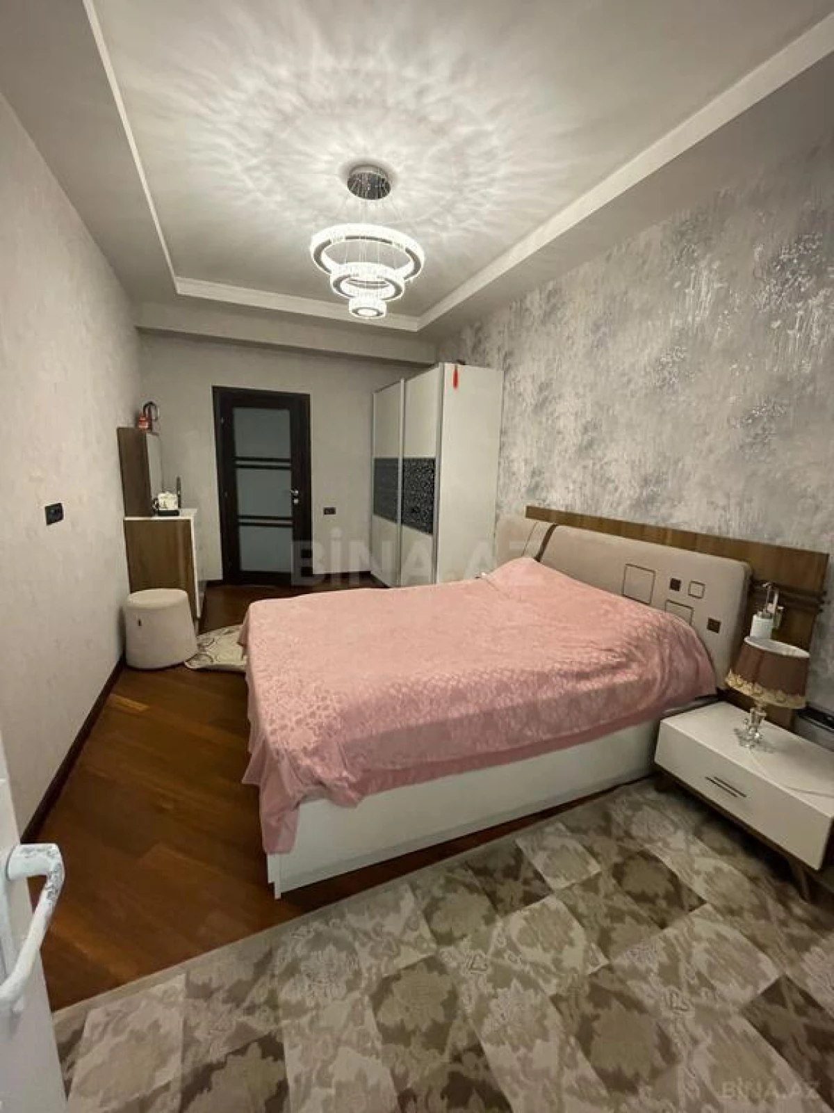 Satılır 3 otaqlı mənzil 120.6 m²