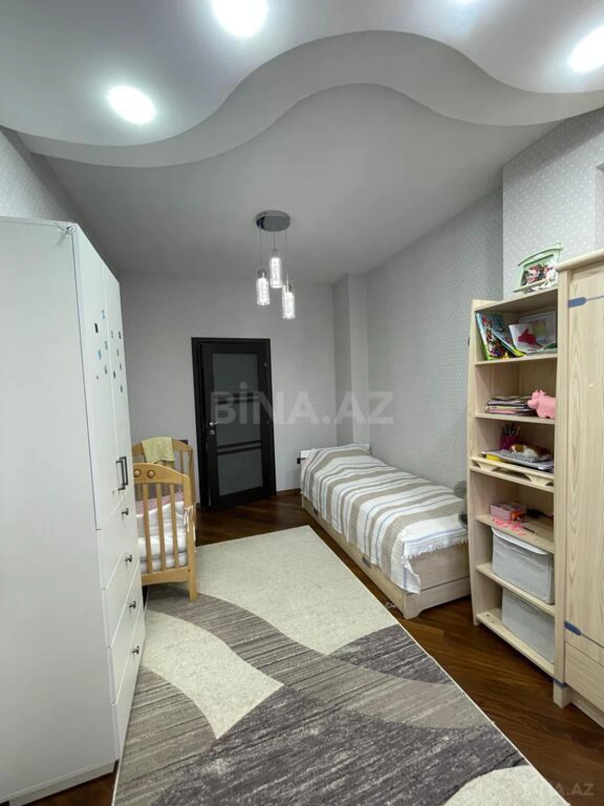 Satılır 3 otaqlı mənzil 120.6 m²