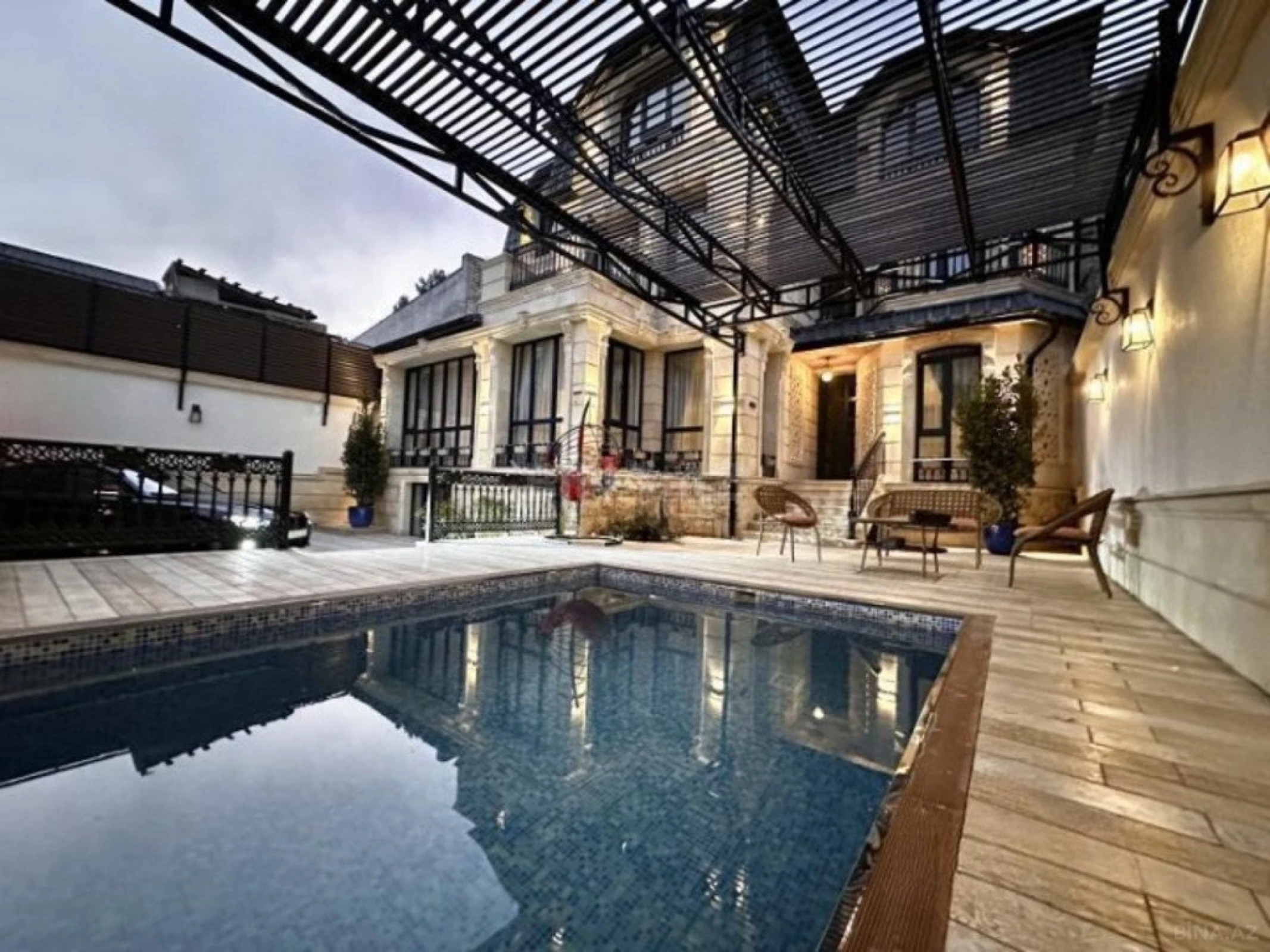 Satılır 5 otaqlı həyət evi 400 m²