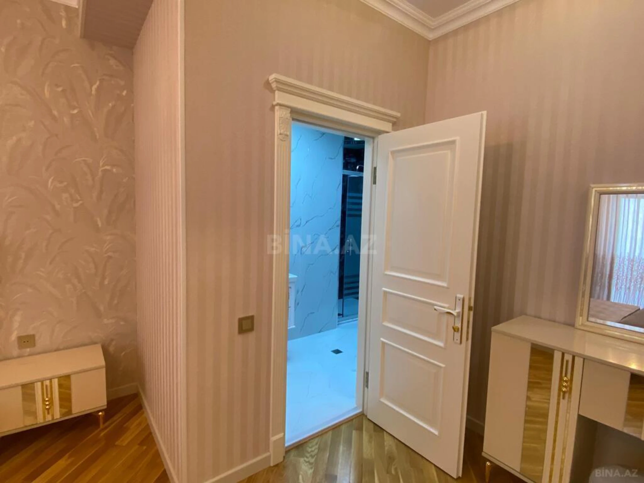 Kirayə verilir 3 otaqlı mənzil 180 m²