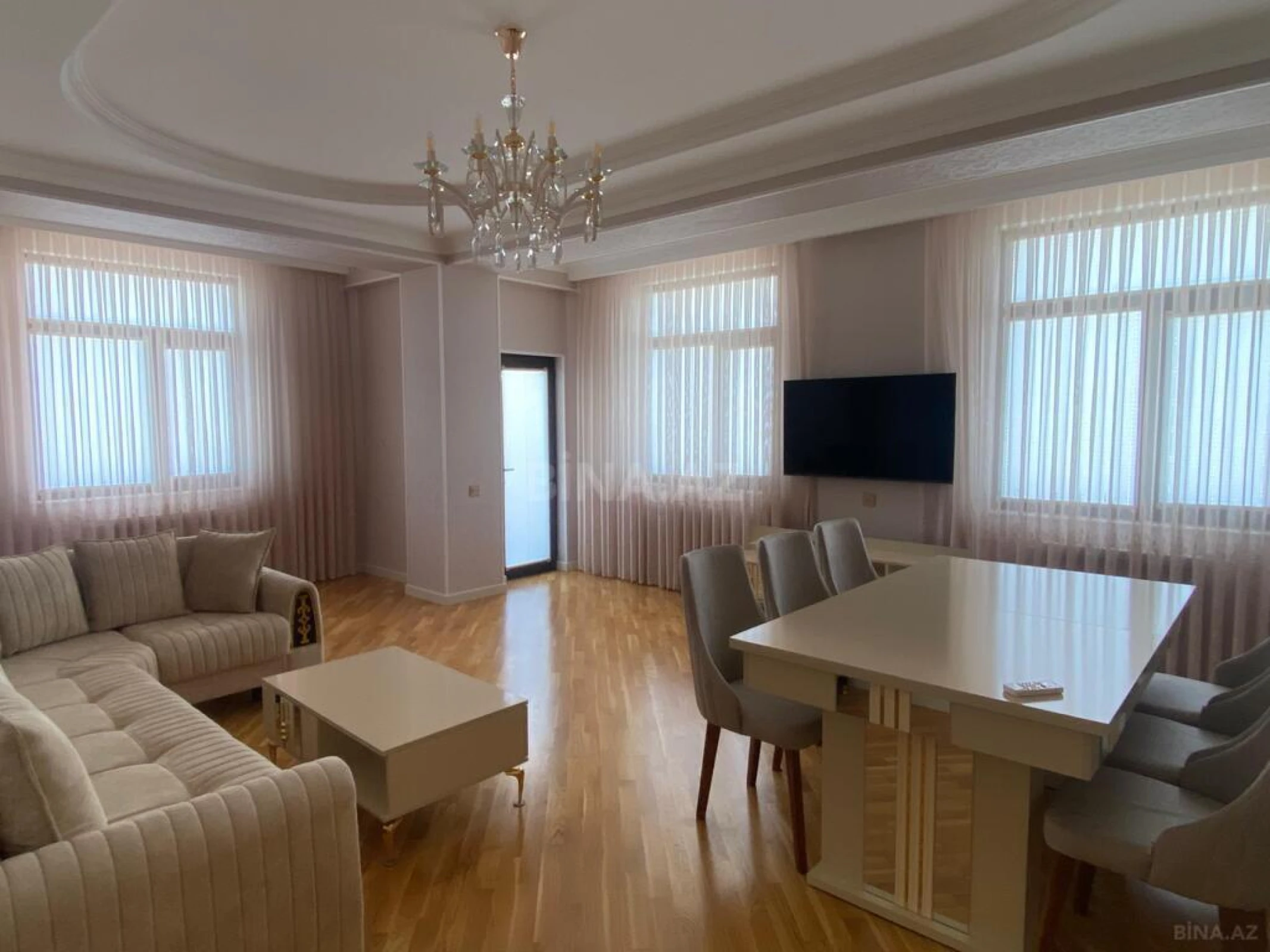 Kirayə verilir 3 otaqlı mənzil 180 m²