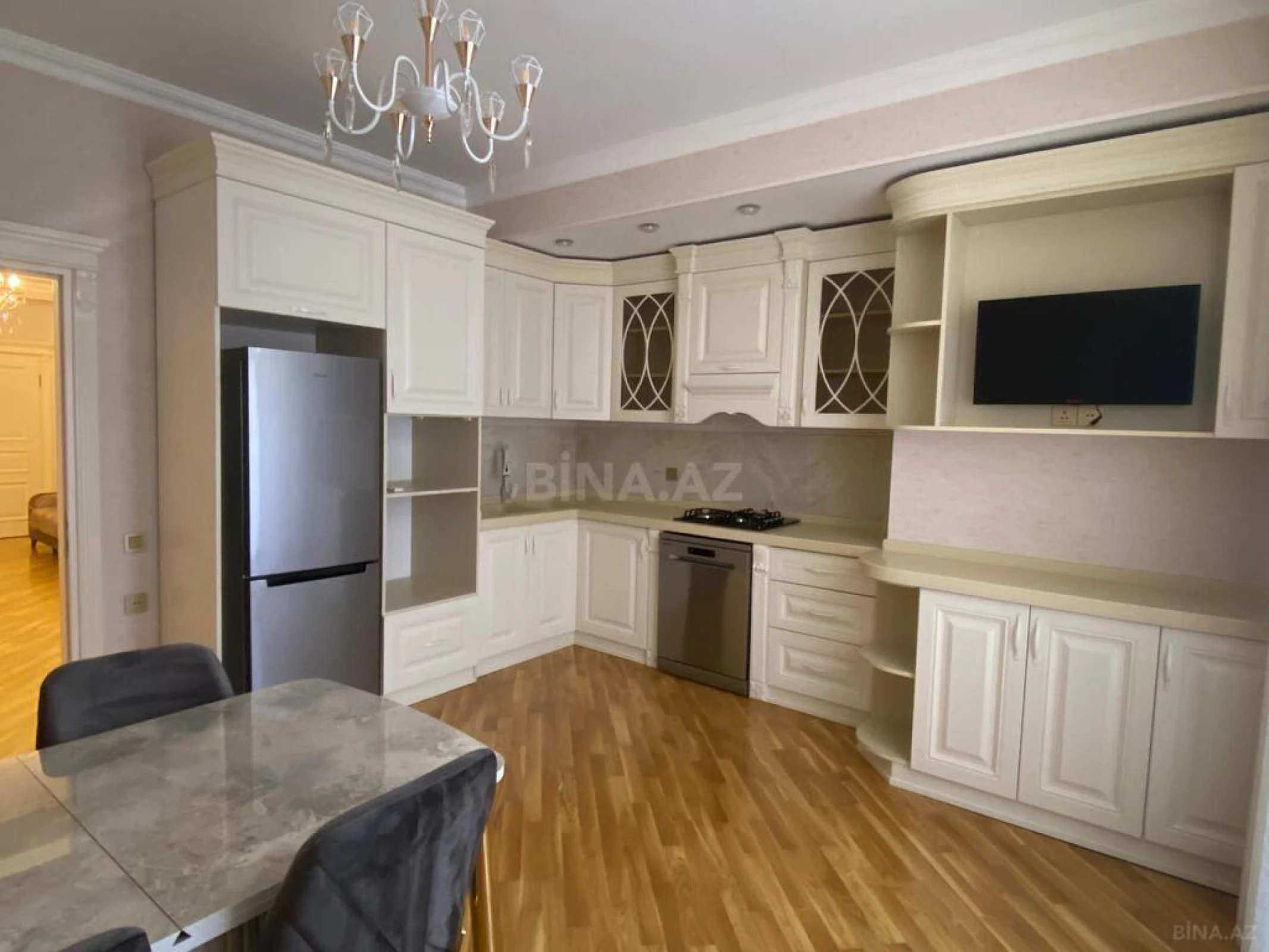 Kirayə verilir 3 otaqlı mənzil 180 m²