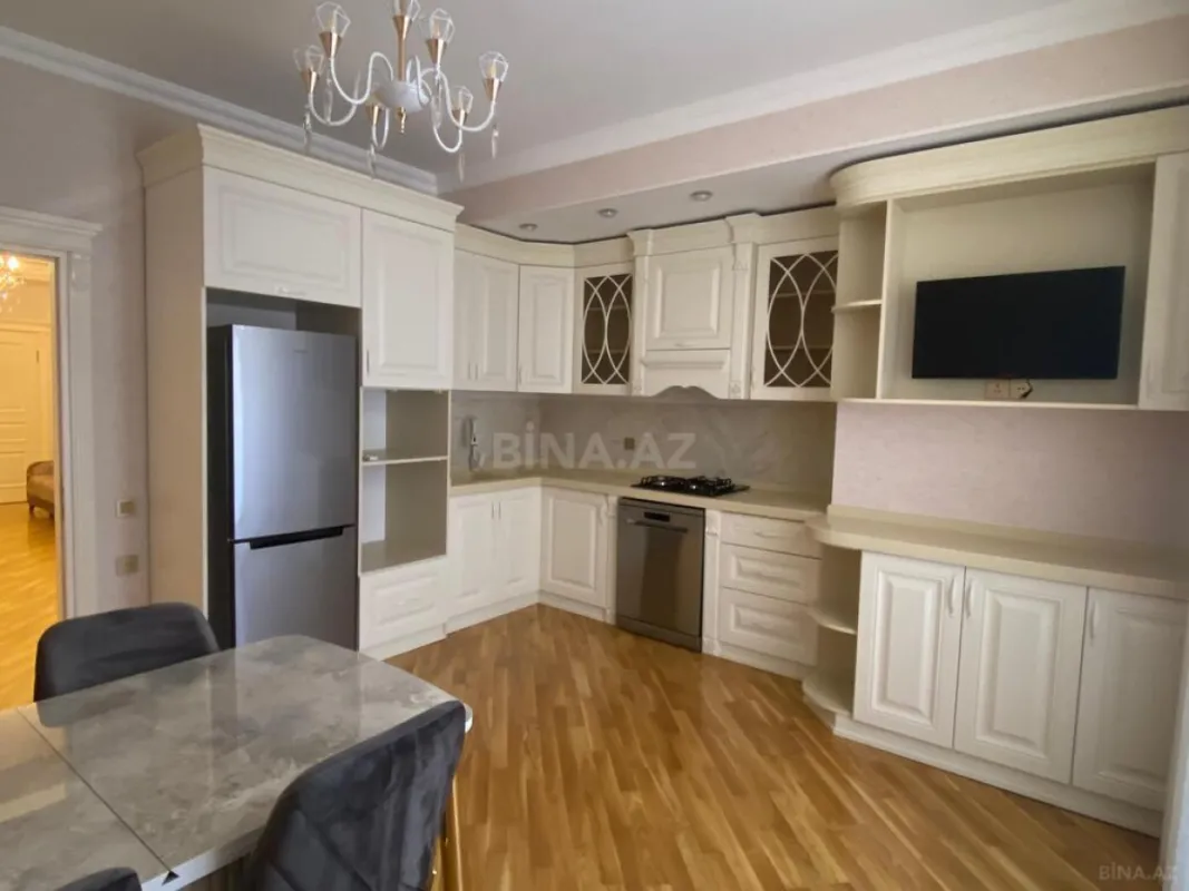 Kirayə verilir 3 otaqlı mənzil 180 m²