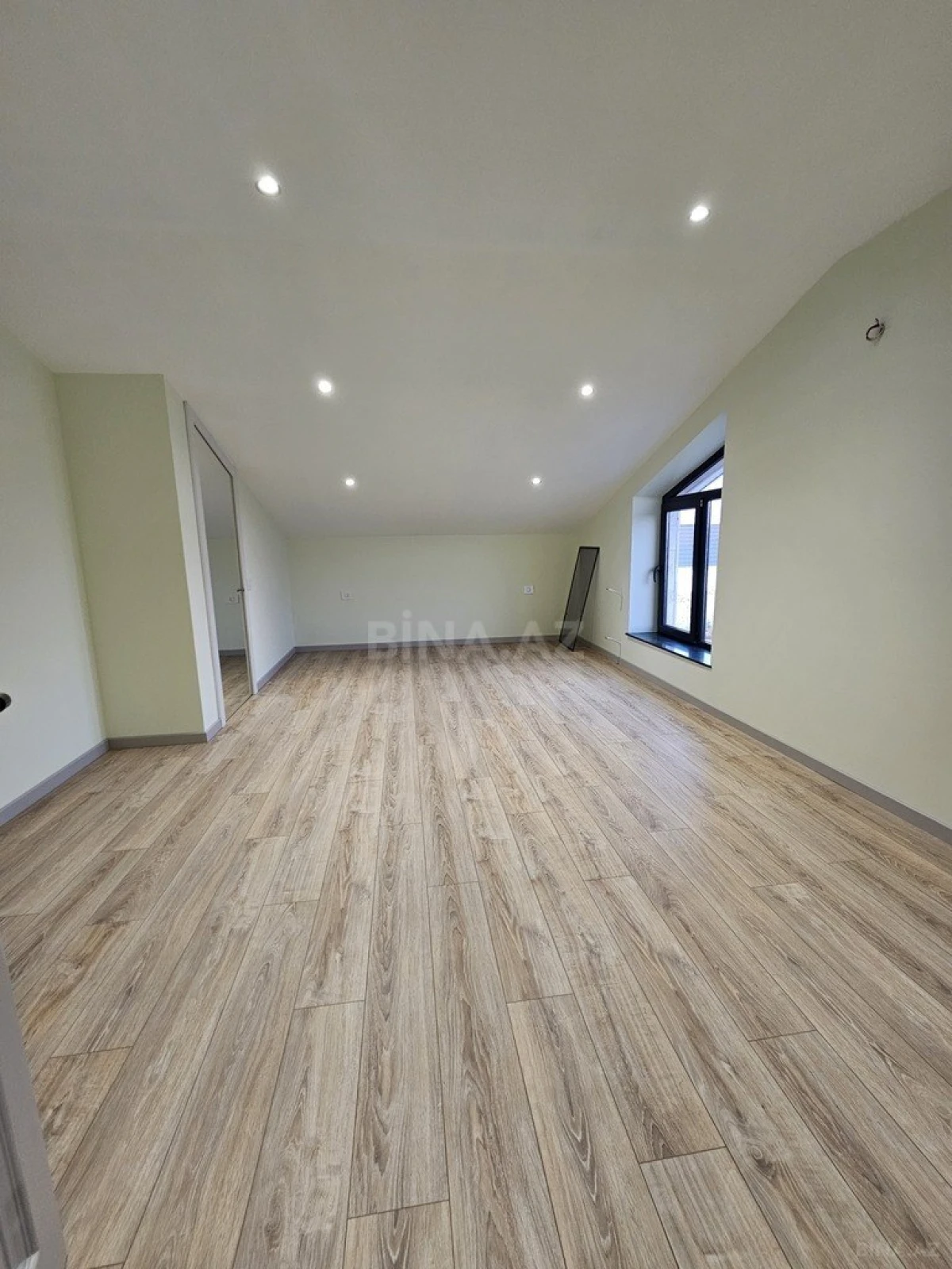 Satılır 7 otaqlı həyət evi 350 m²