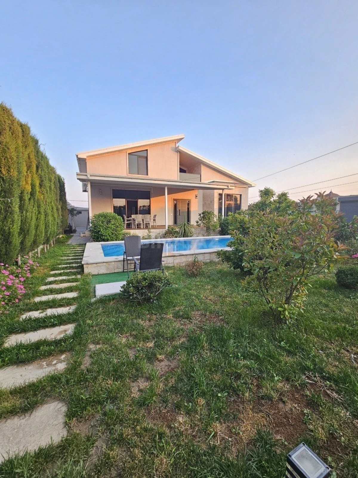 Satılır 7 otaqlı həyət evi 350 m²