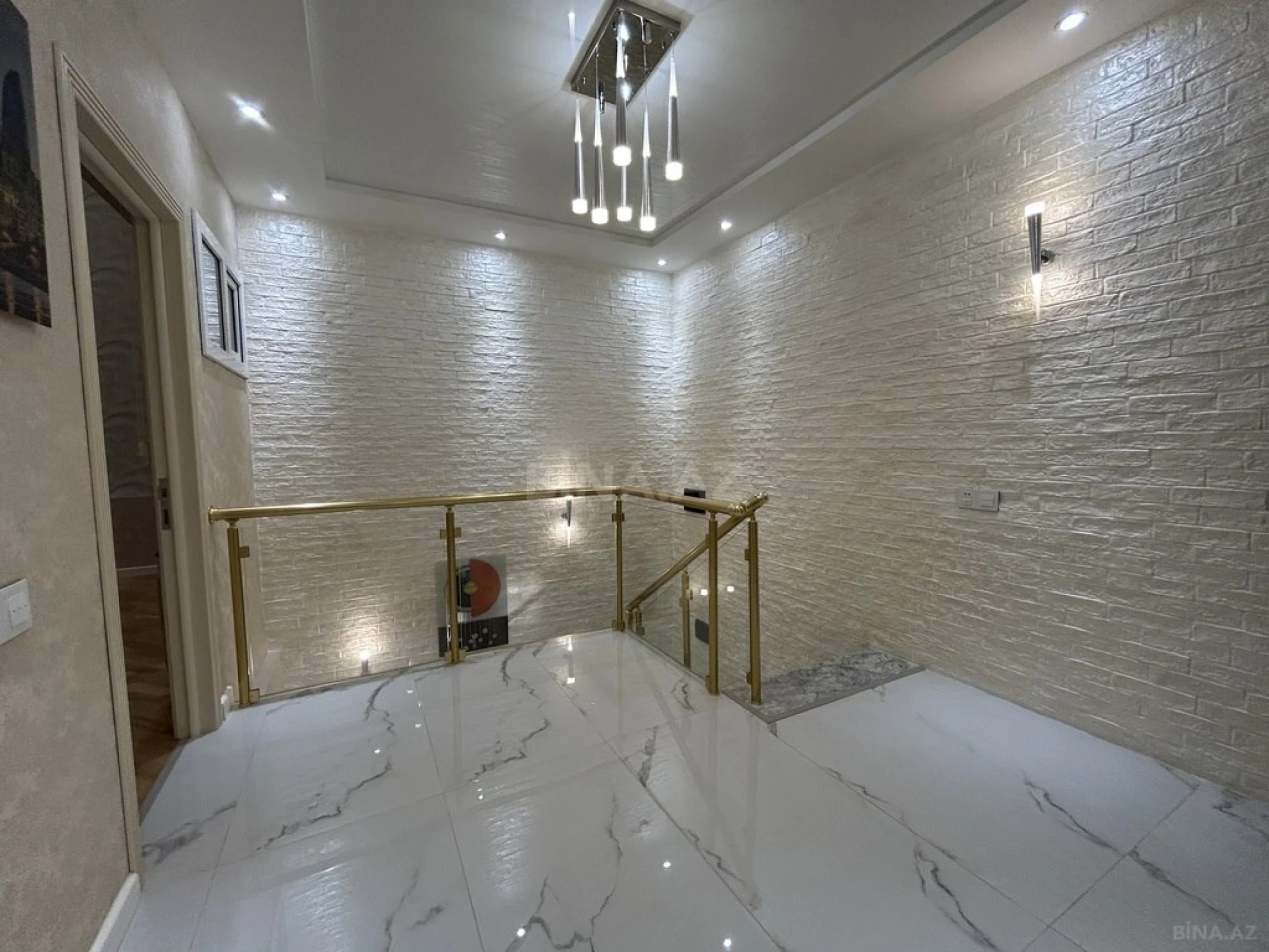 Satılır 4 otaqlı mənzil 140 m²