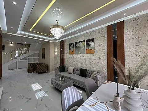 Satılır 4 otaqlı mənzil 140 m²