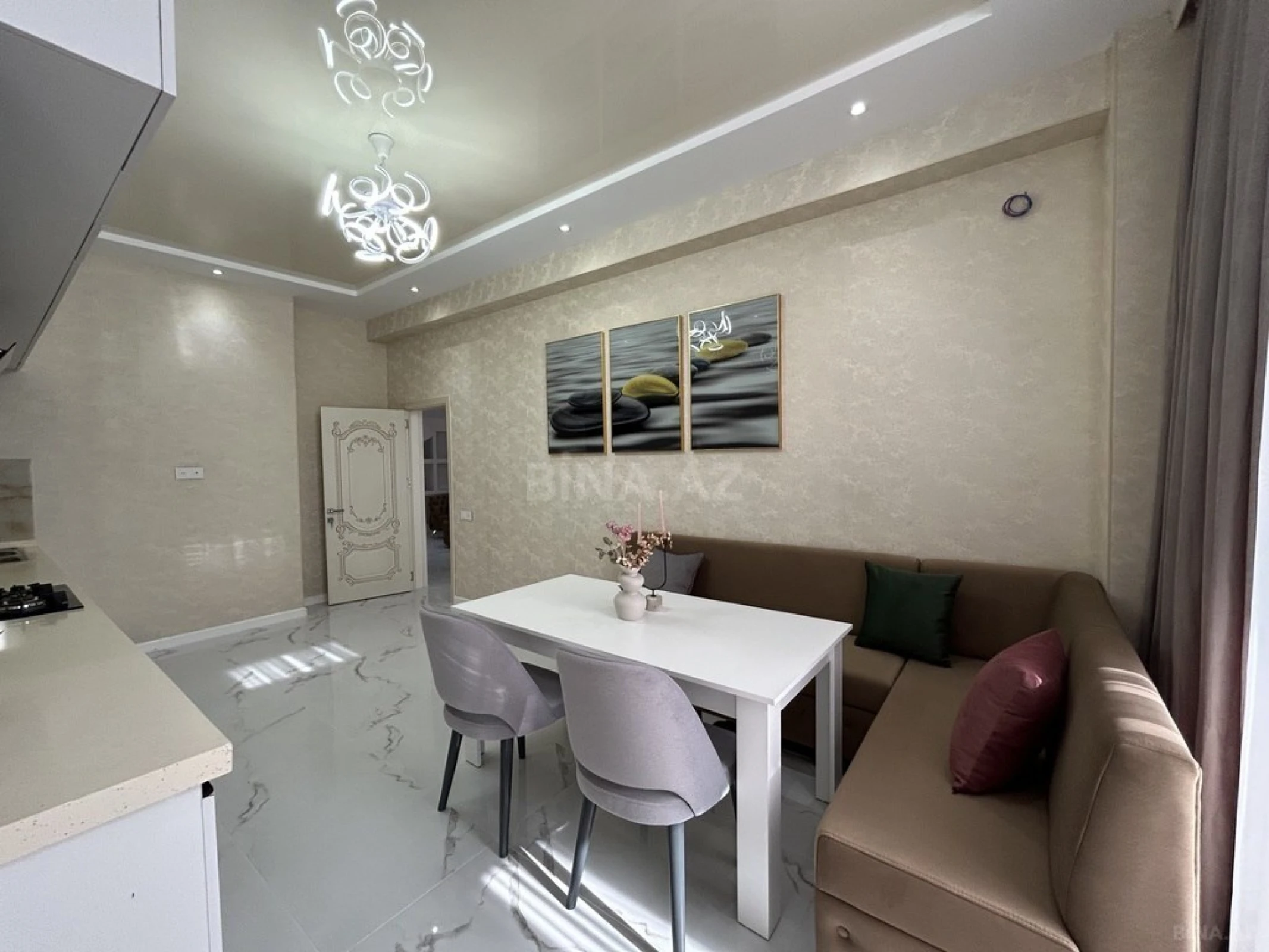 Satılır 4 otaqlı mənzil 140 m²