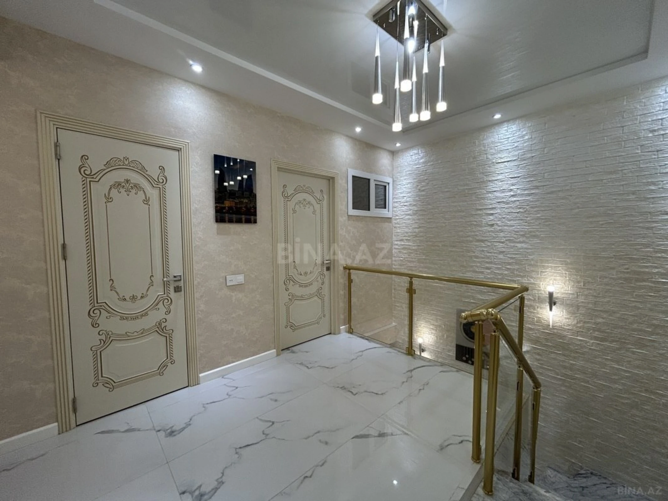 Satılır 4 otaqlı mənzil 140 m²