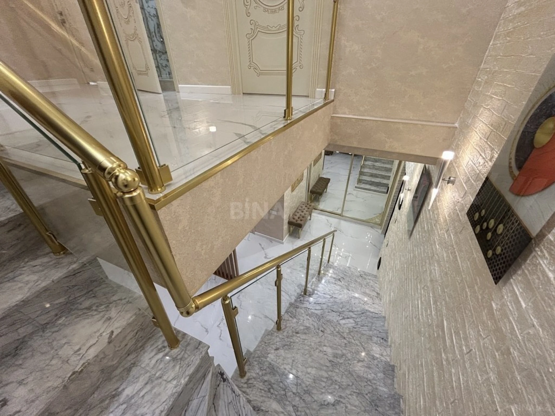 Satılır 4 otaqlı mənzil 140 m²